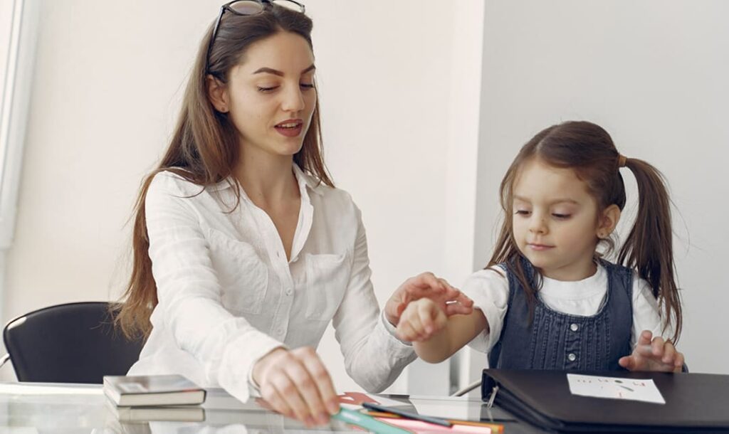 tutor-litthe-girl-estudiando-casa11